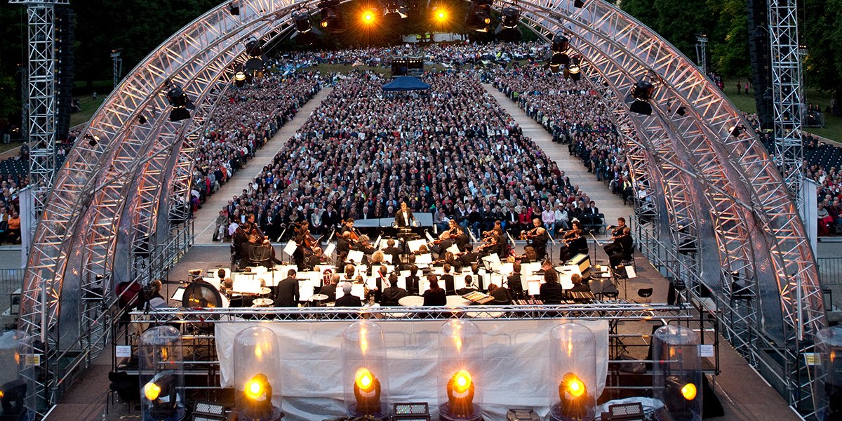 Ein Orchester spielt unter einem großen Bogen vor einem vollen Publikum bei den Ludwigsburger Schlossfestspielen., © Reiner Pfisterer Ein Orchester spielt unter einem großen Bogen vor einem vollen Publikum bei den Ludwigsburger Schlossfestspielen., © Reiner Pfisterer