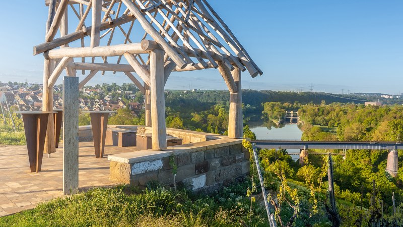 Aussichtsplattform mit Holzdach, Blick auf Fluss und Stadt im Hintergrund. Gr&uuml;ne Landschaft und blauer Himmel., &copy; SMG