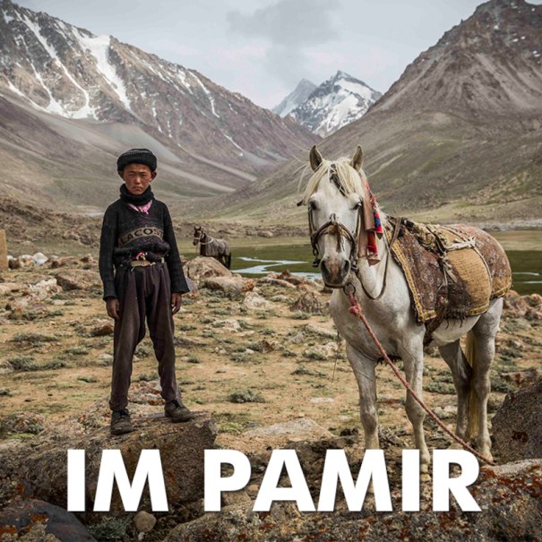 Ein Junge und ein Pferd in einer kargen, bergigen Landschaft im Pamir-Gebirge. Im Hintergrund schneebedeckte Gipfel. Text: IM PAMIR., © Expedition Erde Ein Junge und ein Pferd in einer kargen, bergigen Landschaft im Pamir-Gebirge. Im Hintergrund schneebedeckte Gipfel. Text: IM PAMIR., © Expedition Erde