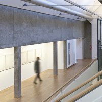 Moderne Galerie mit Betonw&auml;nden, Holzb&ouml;den und minimalistischer Kunst. Menschen bewegen sich durch den Raum., &copy; Stuttgart-Marketing GmbH