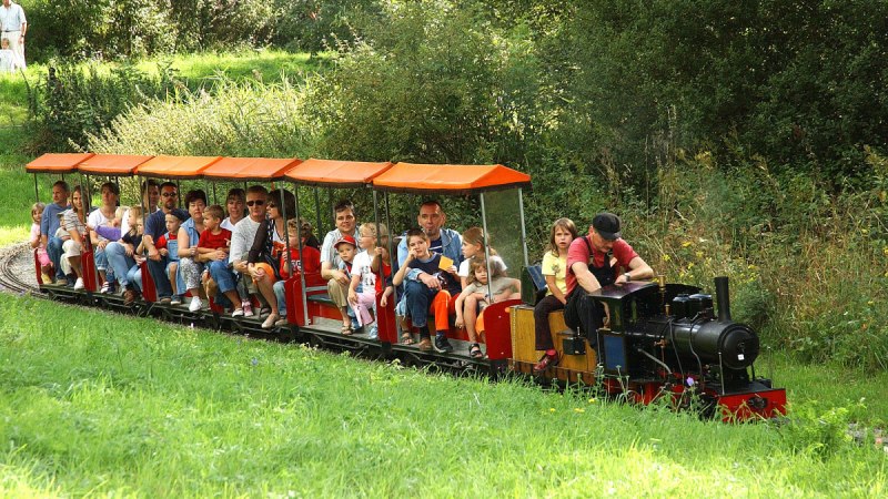 Eine Miniatur-Dampfbahn mit vielen Passagieren f&auml;hrt durch eine gr&uuml;ne, bewaldete Landschaft im Sommer., &copy; Sindelfingen - Stuttgart-Marketing GmbH