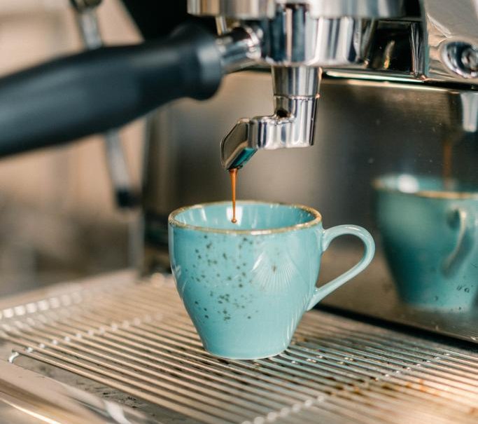 Eine Espressomaschine gie&szlig;t frischen Kaffee in eine t&uuml;rkisfarbene Tasse. Die Szene zeigt den Moment des Br&uuml;hens., &copy; cMagnolia
