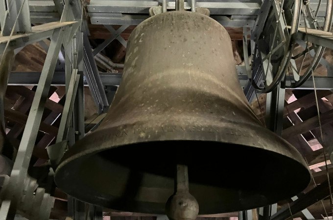 Eine große Kirchenglocke hängt in einem Glockenturm, umgeben von Metallrahmen und Seilzügen., © Stadtverwaltung Weil der Stadt Eine große Kirchenglocke hängt in einem Glockenturm, umgeben von Metallrahmen und Seilzügen., © Stadtverwaltung Weil der Stadt