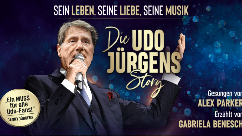 Plakat f&uuml;r 'Die Udo J&uuml;rgens Story' mit einem S&auml;nger am Mikrofon. Text: 'Sein Leben, seine Liebe, seine Musik'. Gesungen von Alex Parker, erz&auml;hlt von Gabriela Benesch., &copy; links im Bild