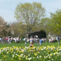 Menschen genießen einen sonnigen Tag im Park, sitzen auf Bänken, umgeben von blühenden Blumen und Bäumen., © Sindelfingen - Stuttgart-Marketing GmbH