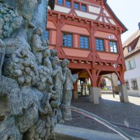Detail eines Brunnens mit Figuren, im Hintergrund Fachwerkhäuser in Plochingen., © Stuttgart-Marketing GmbH