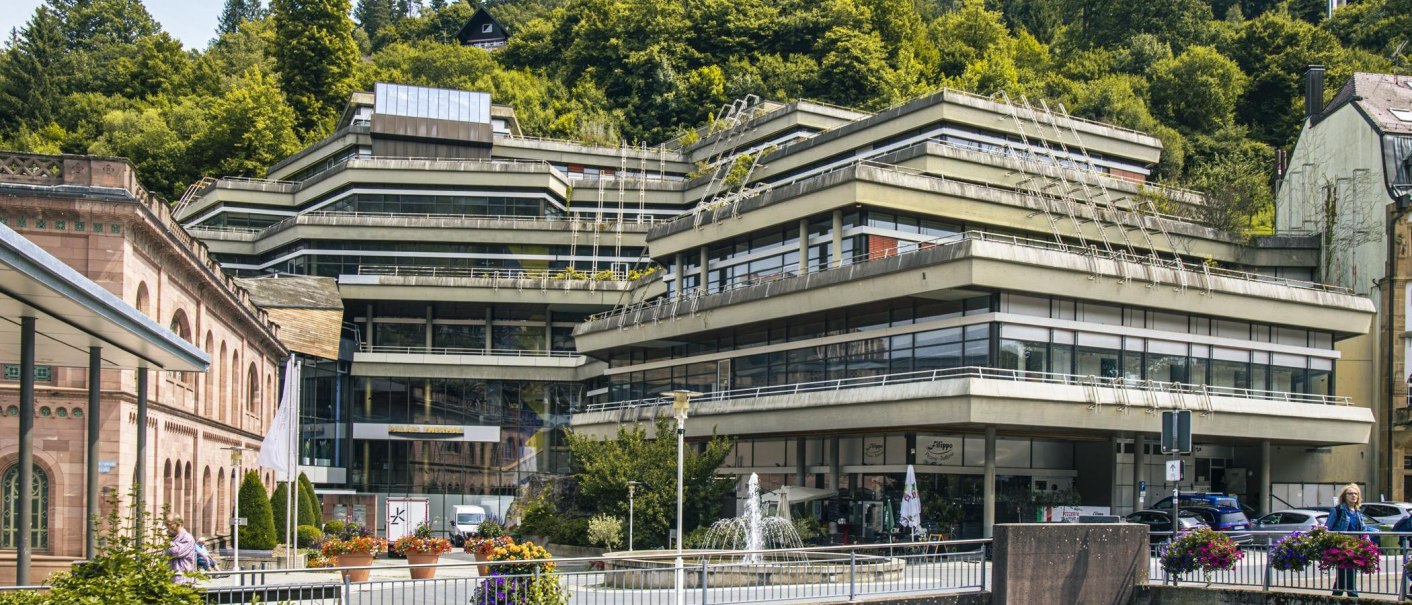 Modernes Gebäude mit Terrassen und Glasfronten, umgeben von Bäumen. Im Vordergrund Blumen und ein Brunnen., © Stuttgart-Marketing GmbH, Sarah Schmid Modernes Gebäude mit Terrassen und Glasfronten, umgeben von Bäumen. Im Vordergrund Blumen und ein Brunnen., © Stuttgart-Marketing GmbH, Sarah Schmid