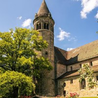 Das Kloster Lorch mit seinem markanten Turm, umgeben von grünen Bäumen, unter einem strahlend blauen Himmel., © Stuttgart-Marketing GmbH, Sarah Schmid