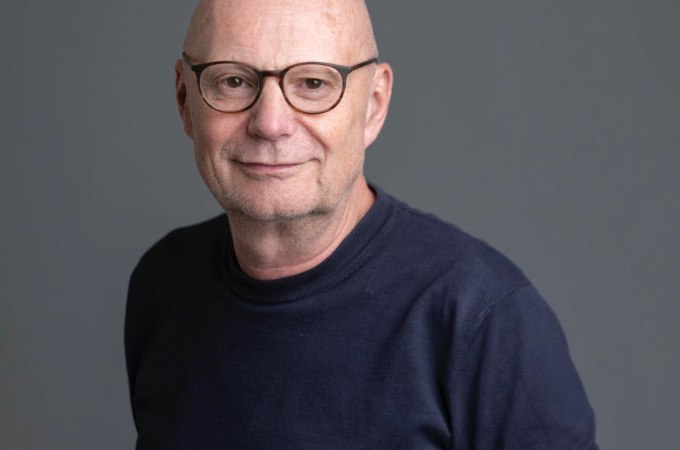 Ein &auml;lterer Mann mit Brille und Glatze l&auml;chelt leicht in die Kamera. Er tr&auml;gt einen dunkelblauen Pullover. Der Hintergrund ist grau., &copy; Stadt Waldenbuch