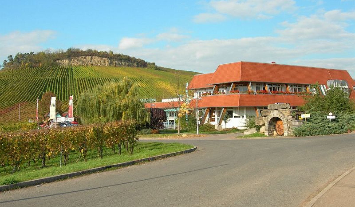 Die Felsengartenkellerei Besigheim mit modernem Gebäude und umliegenden Weinbergen unter blauem Himmel., © Outdooractive Redaktion Die Felsengartenkellerei Besigheim mit modernem Gebäude und umliegenden Weinbergen unter blauem Himmel., © Outdooractive Redaktion