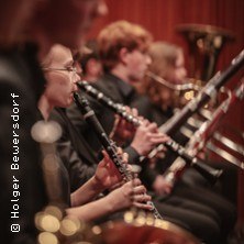 Musiker der Jungen Philharmonie Ostw&uuml;rttemberg spielen konzentriert Blasinstrumente w&auml;hrend einer Probe oder Auff&uuml;hrung., &copy; links im Bild