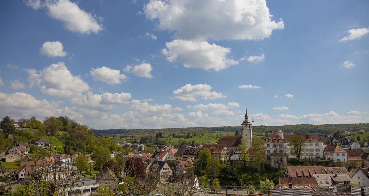 Panoramablick auf Waldenbuch mit Kirche, Fachwerkhäusern und grüner Landschaft unter blauem Himmel mit Wolken., © Region Stuttgart Panoramablick auf Waldenbuch mit Kirche, Fachwerkhäusern und grüner Landschaft unter blauem Himmel mit Wolken., © Region Stuttgart