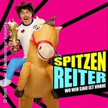 Ein Mann in Cowboyhut reitet auf einem aufblasbaren Pferd, hält einen Pokal. Pinker Hintergrund mit Text 'Spitzenreiter - Wo wir sind ist vorne'., © links im Bild Ein Mann in Cowboyhut reitet auf einem aufblasbaren Pferd, hält einen Pokal. Pinker Hintergrund mit Text 'Spitzenreiter - Wo wir sind ist vorne'., © links im Bild