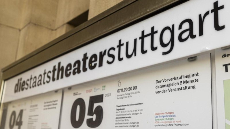 Nahaufnahme eines Informationsschilds der Staatstheater Stuttgart mit Veranstaltungshinweisen und Kontaktdaten., © Stuttgart-Marketing GmbH, Sarah Schmid Nahaufnahme eines Informationsschilds der Staatstheater Stuttgart mit Veranstaltungshinweisen und Kontaktdaten., © Stuttgart-Marketing GmbH, Sarah Schmid
