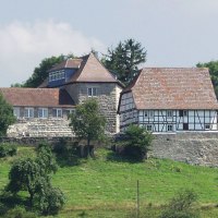 Burg Waldenstein mit Fachwerkgebäuden, umgeben von Bäumen und grüner Landschaft. Historische Architektur in idyllischer Umgebung., © FVG Schwäbischer Wald Burg Waldenstein mit Fachwerkgebäuden, umgeben von Bäumen und grüner Landschaft. Historische Architektur in idyllischer Umgebung., © FVG Schwäbischer Wald