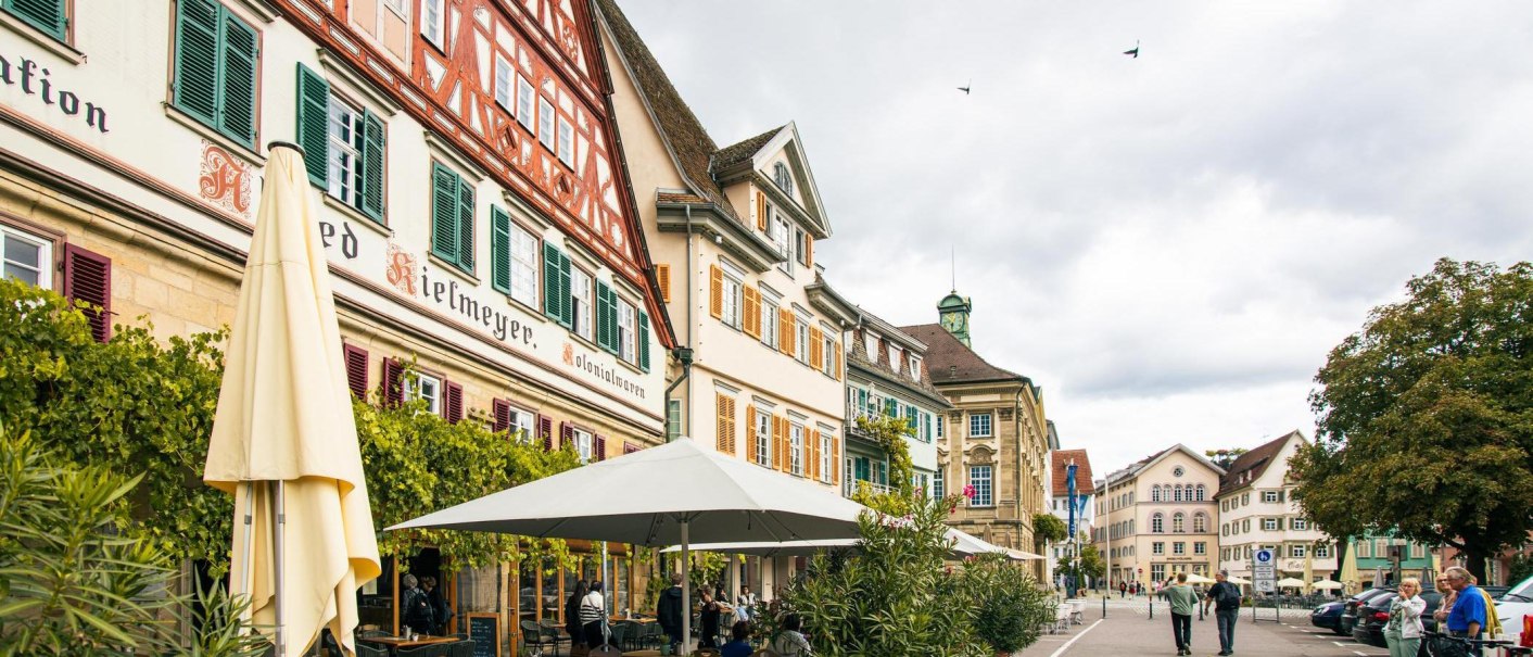 Esslingens Marktplatz mit historischen Fachwerkhäusern und Straßencafés. Menschen flanieren und genießen die Atmosphäre., © Stuttgart-Marketing GmbH, Sarah Schmid Esslingens Marktplatz mit historischen Fachwerkhäusern und Straßencafés. Menschen flanieren und genießen die Atmosphäre., © Stuttgart-Marketing GmbH, Sarah Schmid