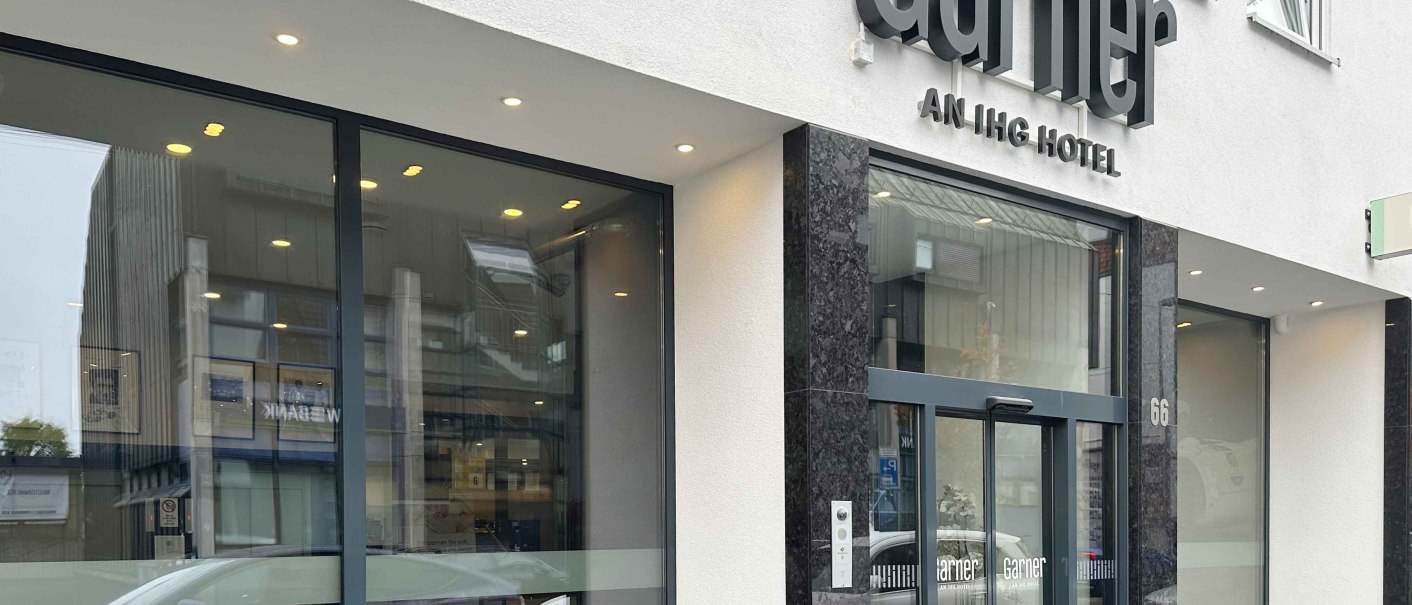 Moderne Hotelfassade mit gro&szlig;en Glasfenstern und dem Schriftzug 'Garner an IHG Hotel'., &copy; Novum Hospitality