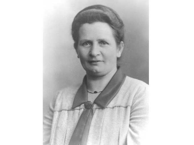 Schwarz-wei&szlig; Portr&auml;t einer Frau in formeller Kleidung. Sie hat kurzes, hochgestecktes Haar und schaut direkt in die Kamera., &copy; Touristik und Marketing GmbH