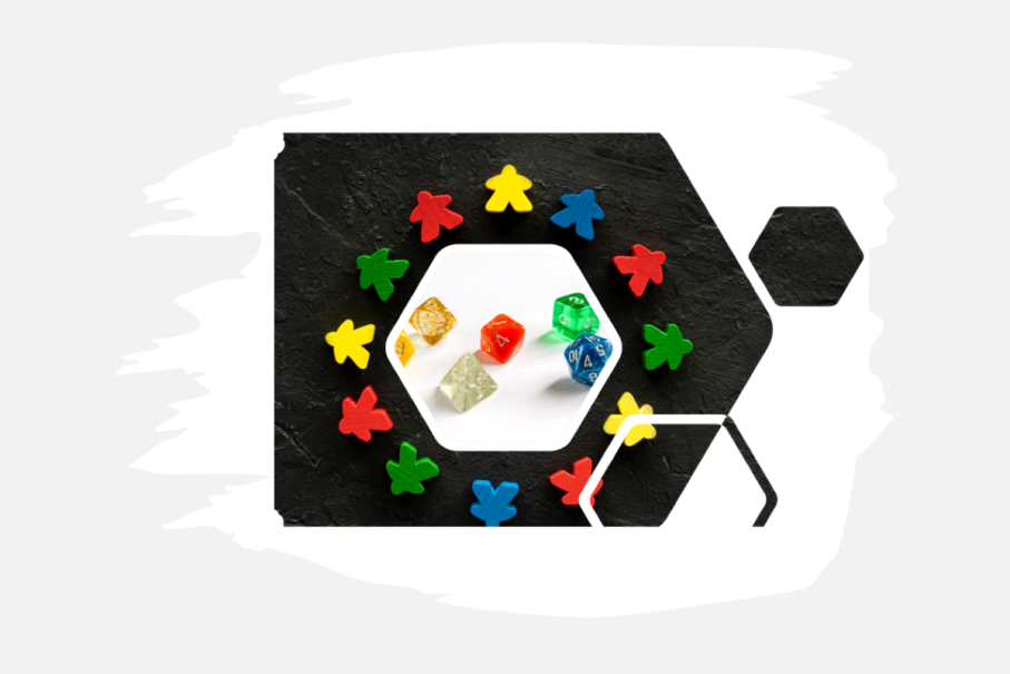 Bunte Meeple in Rot, Gelb, Grün und Blau umrahmen einen weißen Bereich mit mehrfarbigen Würfeln auf schwarzem Hintergrund., © ©MeeplES