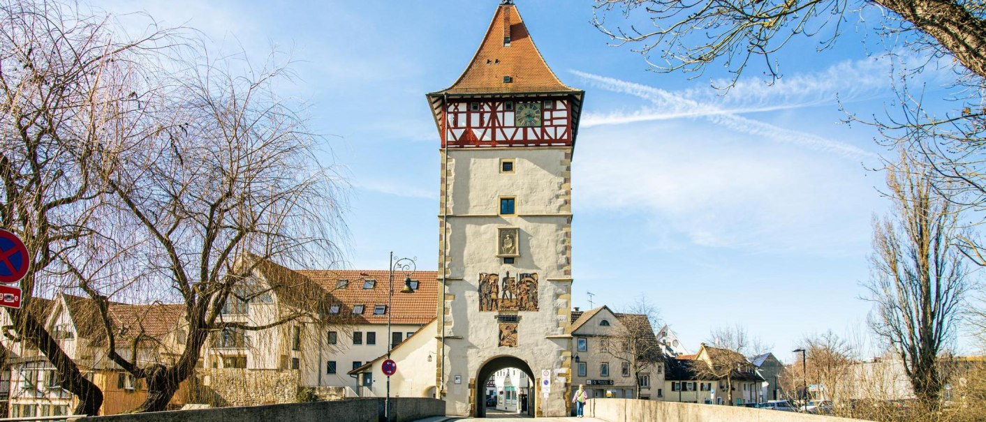 Das Beinsteiner Tor in Waiblingen, ein historisches Stadttor mit Fachwerk und Uhr, umgeben von B&auml;umen und blauen Himmel., &copy; SMG, Sarah Schmid