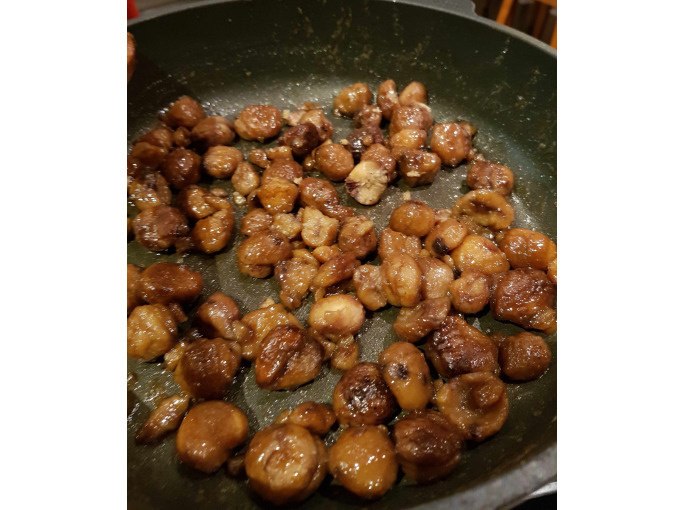 Geröstete Maronen in einer Pfanne, gleichmäßig verteilt und goldbraun gebraten., © Kultweine-Kochwelten-Kunstücke - Kochschule Sonja Lenz Geröstete Maronen in einer Pfanne, gleichmäßig verteilt und goldbraun gebraten., © Kultweine-Kochwelten-Kunstücke - Kochschule Sonja Lenz