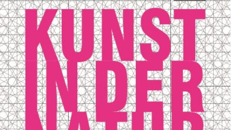 Grafik mit dem Text 'Kunst in der Natur' in pink auf geometrischem Hintergrund. Oben rechts steht 'Sculptoura' in einem Quadrat., &copy; Natur.Nah. Sch&ouml;nbuch & Heckeng&auml;u