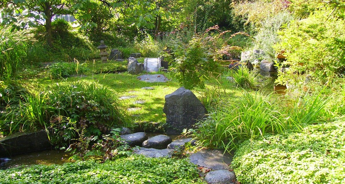 Ein gr&uuml;ner Japangarten mit &uuml;ppiger Vegetation, Steinen, einem kleinen Teich und einer Steinlaterne im Hintergrund., &copy; 3B-Tourismus-Team