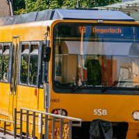 Gelbe Zahnradbahn der Linie 10 in Stuttgart am Marienplatz. Die Bahn fährt Richtung Degerloch. Im Hintergrund sind Schienen und Gebäude zu sehen., © Stuttgart-Marketing GmbH, Thomas Niedermüller