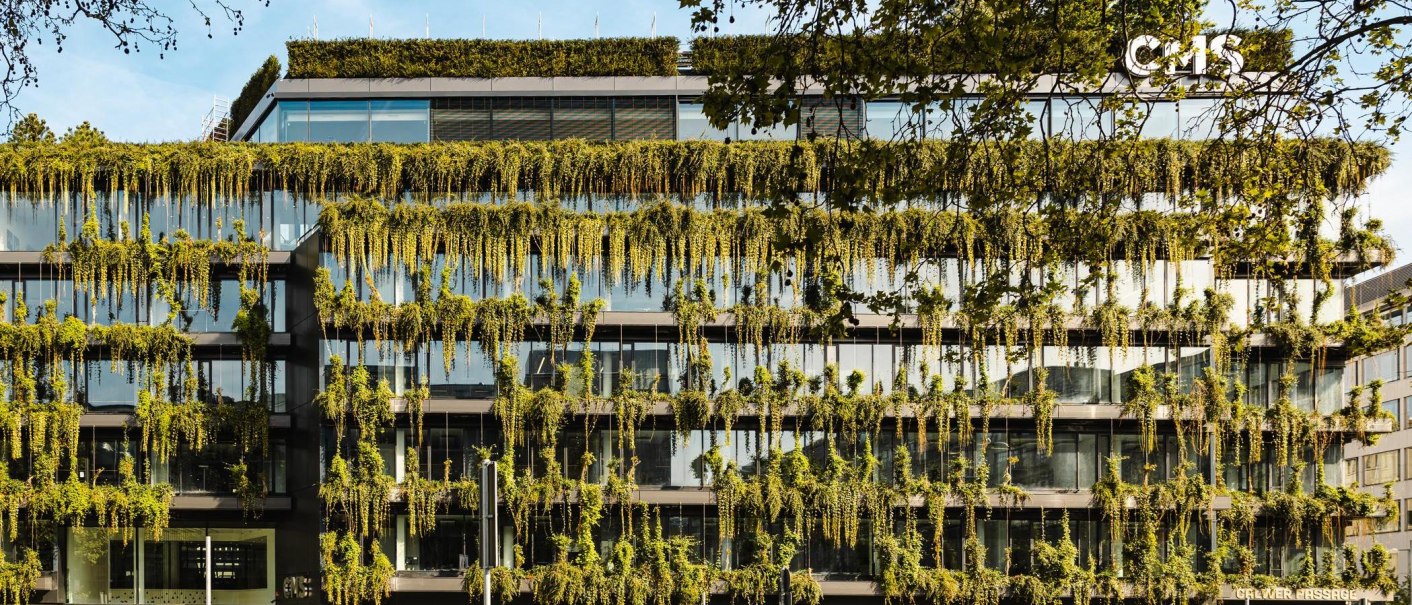 Ein modernes Gebäude mit einer üppig begrünten Fassade und großen Glasfenstern. Pflanzen hängen von den Etagen herab., © Stuttgart-Marketing GmbH, Sarah Schmid