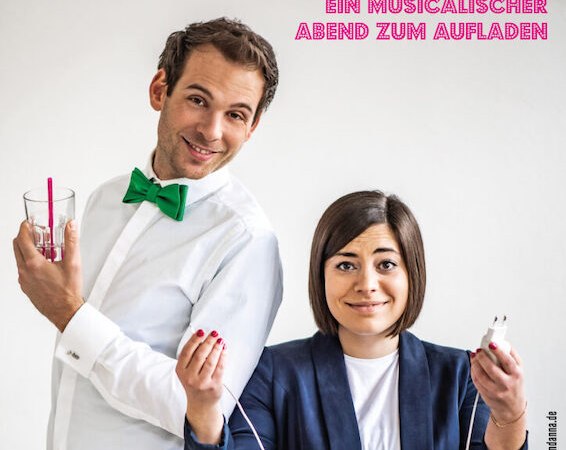 Zwei Personen posieren mit Kabeln und Getr&auml;nken vor einem Plakat mit dem Titel 'Heldenpause, ein musikalischer Abend zum Aufladen'., &copy; Stadtverwaltung Kirchheim unter Teck - Kulturring