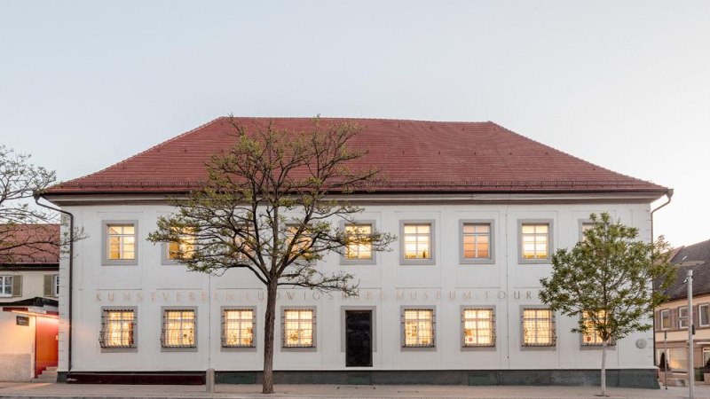 Ein zweist&ouml;ckiges Geb&auml;ude mit rotem Dach und beleuchteten Fenstern. Es ist ein Museum mit der Aufschrift 'Kunstverein Ludwigshafen'., &copy; Ludwigsburg Museum