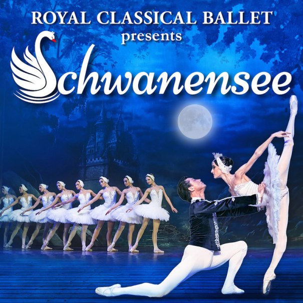 Balletttänzer in weißen Kostümen führen Schwanensee auf. Im Hintergrund eine nächtliche Szenerie mit Schloss und Vollmond., © Highlight Concerts GmbH