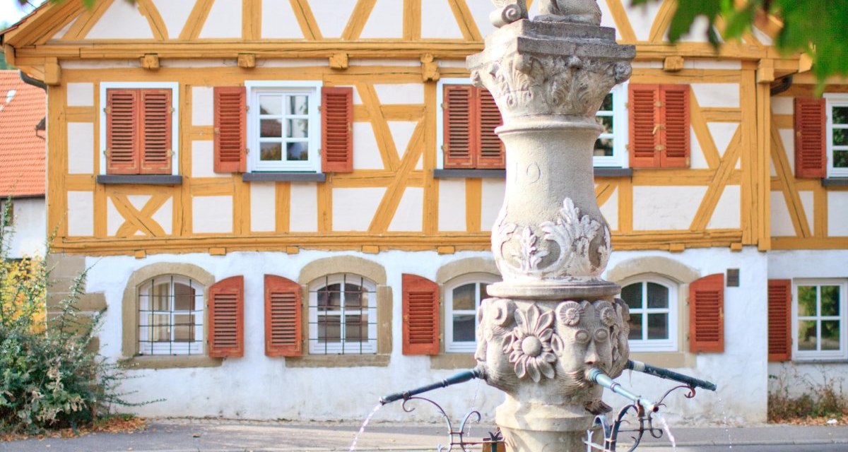 Löwenbrunnen in Waiblingen-Beinstein vor einem Fachwerkhaus. Der Brunnen hat eine Löwenfigur und sprudelndes Wasser, umgeben von Bäumen., © Waiblingen - Stuttgart-Marketing GmbH Löwenbrunnen in Waiblingen-Beinstein vor einem Fachwerkhaus. Der Brunnen hat eine Löwenfigur und sprudelndes Wasser, umgeben von Bäumen., © Waiblingen - Stuttgart-Marketing GmbH