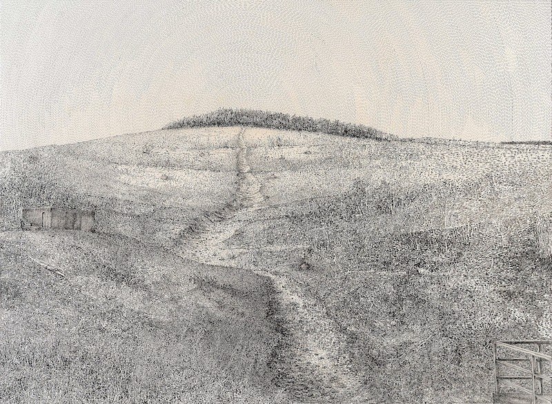 Schwarz-weiß Zeichnung einer hügeligen Landschaft mit einem Pfad, der zu einem Baumhain am Horizont führt. Links steht eine kleine Hütte., © LIMA-Theater