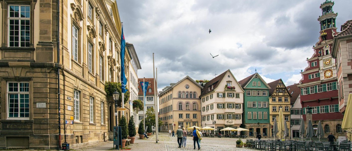 Der Marktplatz in Esslingen zeigt historische Gebäude und das Rathaus. Menschen spazieren, während Möwen am Himmel fliegen., © Stuttgart-Marketing GmbH, Sarah Schmid Der Marktplatz in Esslingen zeigt historische Gebäude und das Rathaus. Menschen spazieren, während Möwen am Himmel fliegen., © Stuttgart-Marketing GmbH, Sarah Schmid