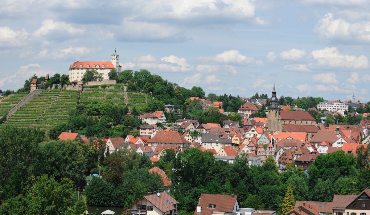 Schloss Kaltenstein thront über Vaihingen an der Enz, umgeben von Weinbergen und historischen Gebäuden. Der Himmel ist leicht bewölkt., © Stadt Vaihingen an der Enz