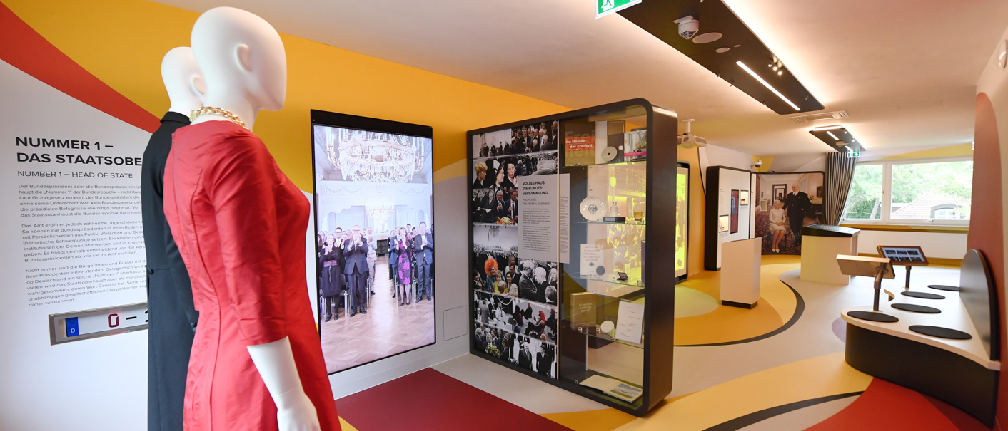 Innenansicht des Theodor-Heuss-Hauses in Stuttgart mit Ausstellungsstücken, Mannequins und Informationstafeln zur Geschichte des Bundespräsidentenamts., © Stiftung Bundespräsident Theodor-Heuss-Haus / Franziska Kraufmann Innenansicht des Theodor-Heuss-Hauses in Stuttgart mit Ausstellungsstücken, Mannequins und Informationstafeln zur Geschichte des Bundespräsidentenamts., © Stiftung Bundespräsident Theodor-Heuss-Haus / Franziska Kraufmann