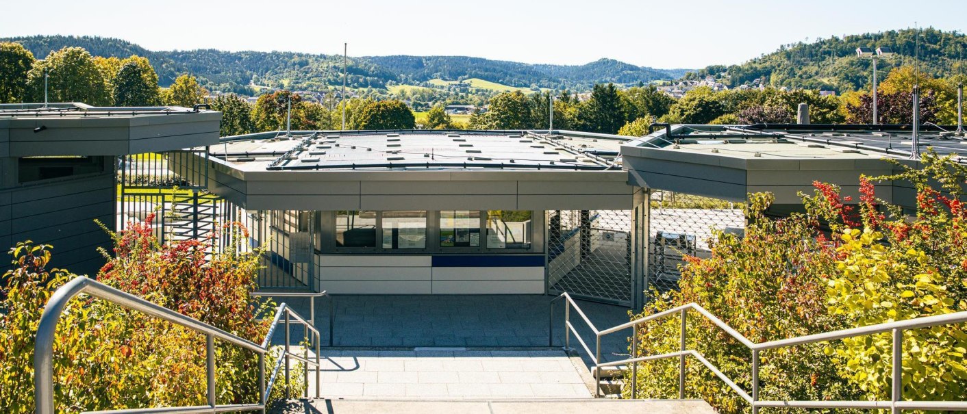 Moderner Eingangsbereich eines Freibads in Gaildorf, umgeben von gr&uuml;ner Landschaft und H&uuml;geln im Hintergrund., &copy; Stuttgart-Marketing GmbH, Sarah Schmid