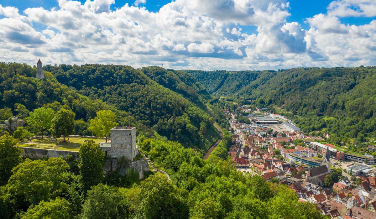 Burgruine Helfenstein und Ödenturm über einer grünen Landschaft, Stadt im Tal, blauer Himmel mit Wolken., © Stadtverwaltung Geislingen/Steige