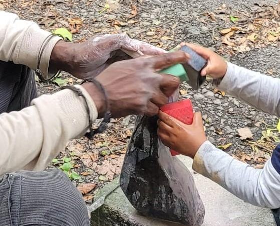 Zwei Personen schleifen gemeinsam einen Stein im Freien. Eine Person hält den Stein, die andere benutzt Schleifwerkzeuge., © Kunstschule Labyrinth Zwei Personen schleifen gemeinsam einen Stein im Freien. Eine Person hält den Stein, die andere benutzt Schleifwerkzeuge., © Kunstschule Labyrinth