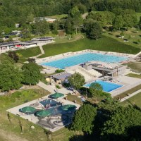 mehrere Schwimmbecken inmitten großzügiger, baumbestandener Liegewiese, © Stadt Gaildorf
