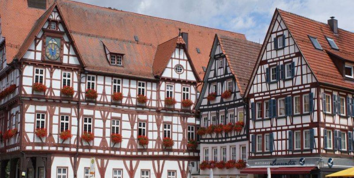 Platz vorm Haus.jpeg, © Bad Urach Platz vorm Haus.jpeg, © Bad Urach