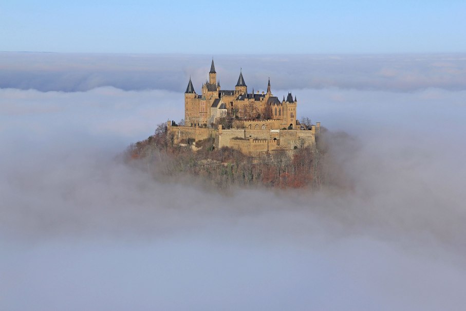 Die Burg Hohenzollern ragt majest&auml;tisch &uuml;ber den Wolken hervor, umgeben von dichtem Nebel, der die Umgebung verdeckt., &copy; Armin Dieter