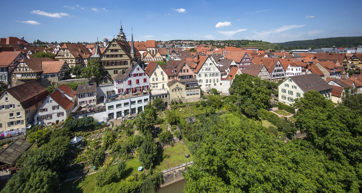 Luftaufnahme von Bietigheim-Bissingen mit historischen Fachwerkhäusern und grüner Landschaft unter blauem Himmel., © 3B-Tourismus-Team
