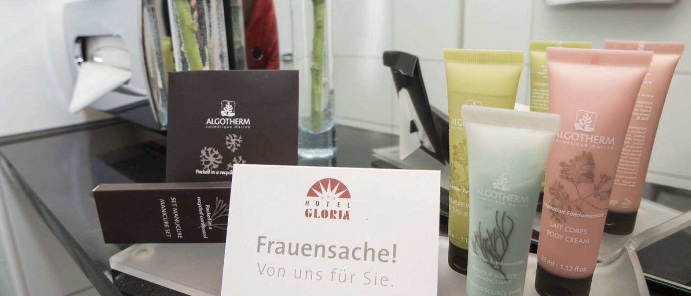Kosmetikprodukte von Algotherm und ein Schild mit der Aufschrift 'Frauen Sache! Von uns für Sie.' im Hotel Gloria., © Hotel Gloria GmbH Restaurant Möhringer Hexle Kosmetikprodukte von Algotherm und ein Schild mit der Aufschrift 'Frauen Sache! Von uns für Sie.' im Hotel Gloria., © Hotel Gloria GmbH Restaurant Möhringer Hexle