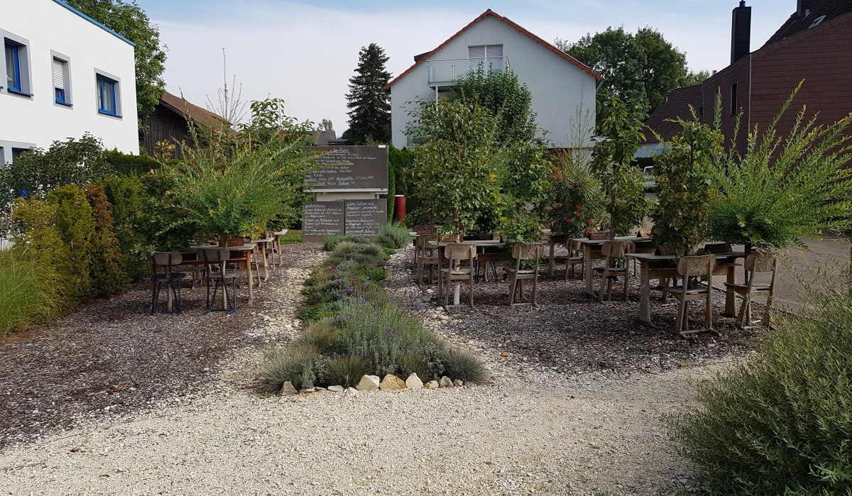 Ein Gartenbereich mit Pflanzen auf Tischen, umgeben von Kieswegen und Gebäuden im Hintergrund., © Remstal Tourismus e.V. Ein Gartenbereich mit Pflanzen auf Tischen, umgeben von Kieswegen und Gebäuden im Hintergrund., © Remstal Tourismus e.V.