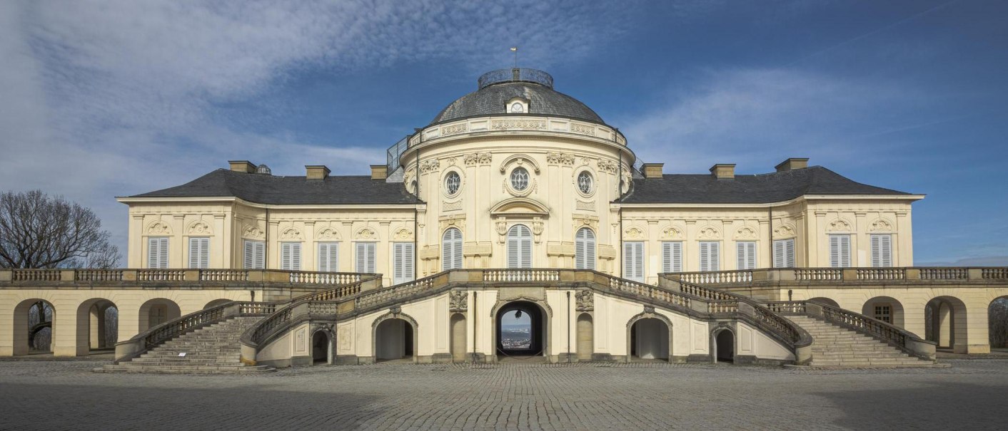 Schloss Solitude mit symmetrischen Treppen, klassizistischer Architektur und blauem Himmel im Hintergrund., © Stuttgart-Marketing GmbH, Sarah Schmid