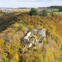 Luftaufnahme der Burgruine Hohenwittlingen, umgeben von herbstlich gefärbtem Wald. Im Hintergrund sind Felder und ein Dorf zu sehen., © Stuttgart-Marketing GmbH, Sarah Schmid Luftaufnahme der Burgruine Hohenwittlingen, umgeben von herbstlich gefärbtem Wald. Im Hintergrund sind Felder und ein Dorf zu sehen., © Stuttgart-Marketing GmbH, Sarah Schmid