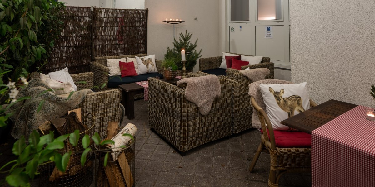 Gemütlicher Raucherbereich mit Korbmöbeln, Kissen und Decken. Kerzen und Pflanzen sorgen für eine einladende Atmosphäre., © Hotel Princess