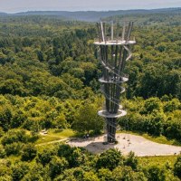 Der Schönbuchturm in Herrenberg ragt aus einem dichten Wald hervor. Der Turm hat eine spiralförmige Struktur und bietet eine beeindruckende Aussicht., © Stuttgart-Marketing GmbH, Sarah Schmid Der Schönbuchturm in Herrenberg ragt aus einem dichten Wald hervor. Der Turm hat eine spiralförmige Struktur und bietet eine beeindruckende Aussicht., © Stuttgart-Marketing GmbH, Sarah Schmid